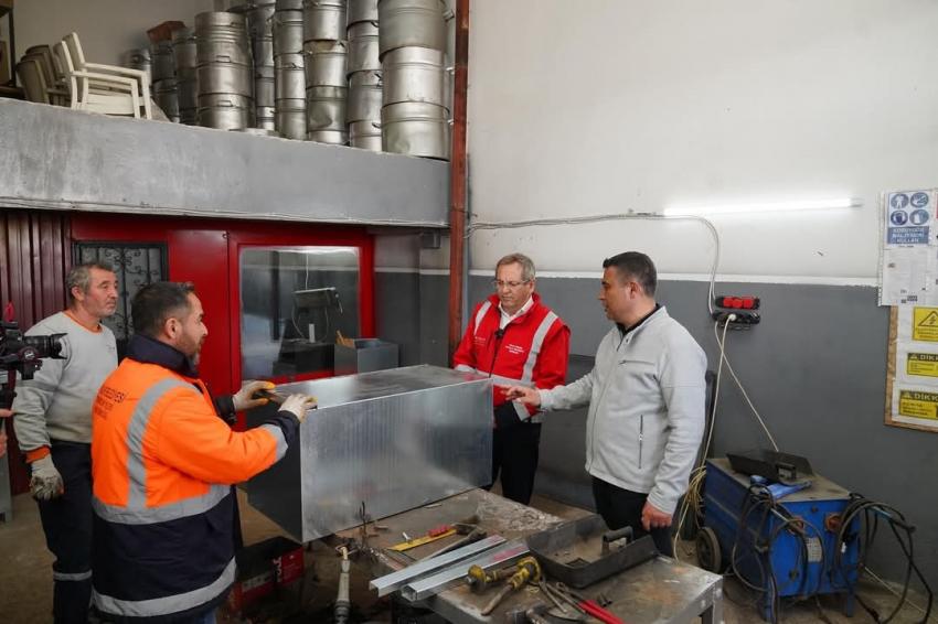 AYVALIK’TA ÇÖP KONTEYNERLERİNİ BELEDİYE PERSONELİ ÜRETİYOR