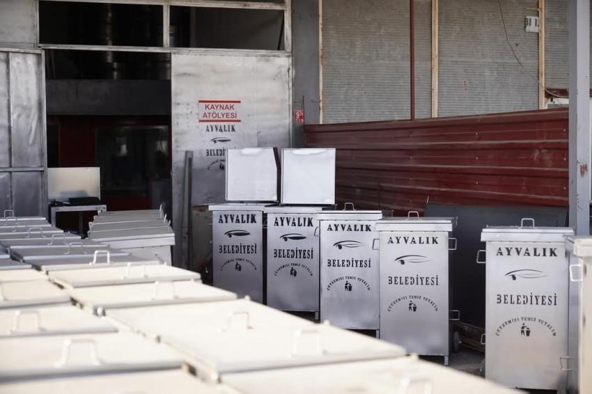 AYVALIK’TA ÇÖP KONTEYNERLERİNİ BELEDİYE PERSONELİ ÜRETİYOR