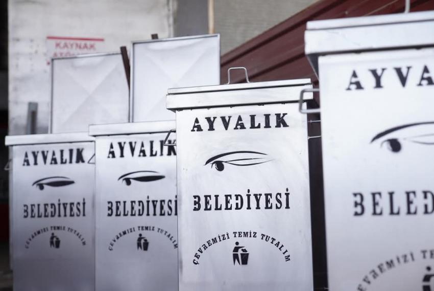 AYVALIK’TA ÇÖP KONTEYNERLERİNİ BELEDİYE PERSONELİ ÜRETİYOR