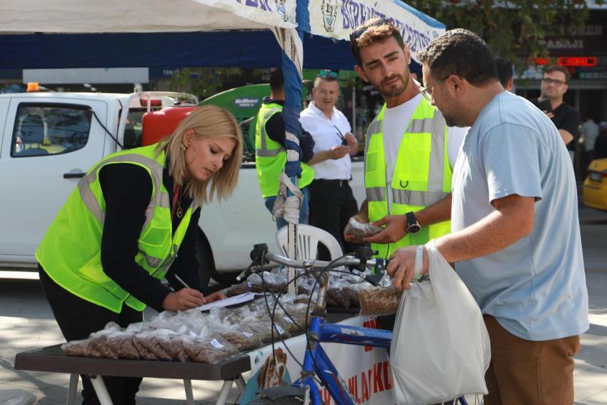 BAŞKAN DEVECİLER DÜNYA HAYVANLARI KORUMA GÜNÜNÜ HAYVANSEVERLER İLE KUTLADI