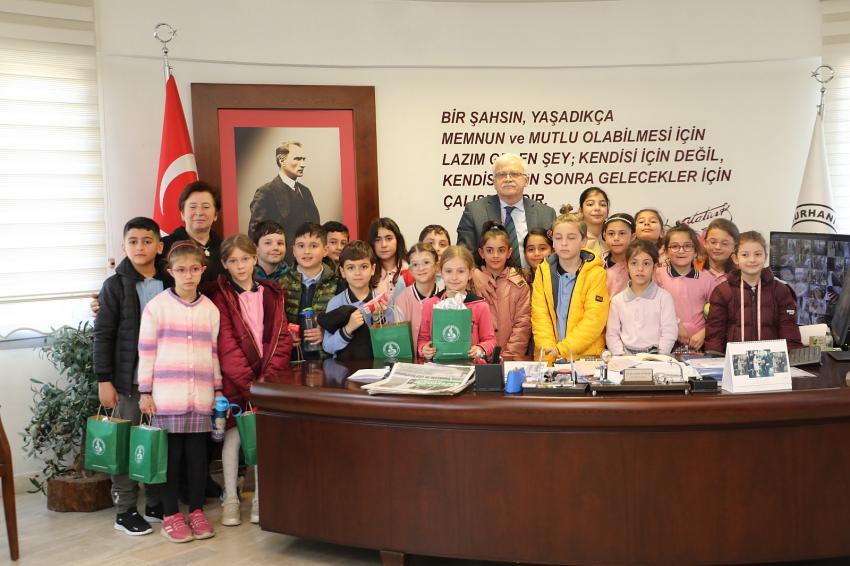 BAŞKAN DEVECİLER MİNİK MİSAFİRLERİNİ AĞIRLADI