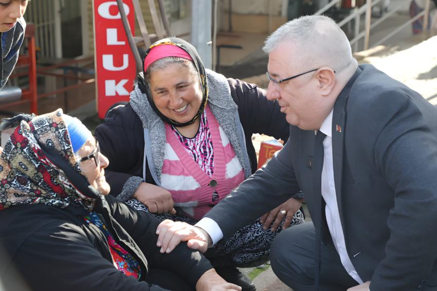 BAŞKAN ERTAŞ ÇARŞAMBA PAZARINDA ESNAFI ZİYARET ETTİ