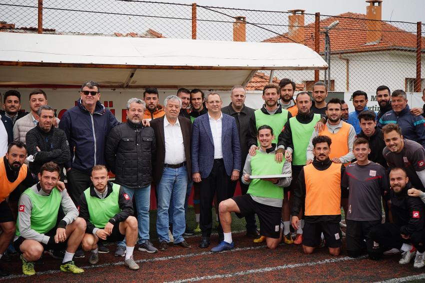 BAŞKAN MESUT ERGİN’DEN AYVALIKGÜCÜ BELEDİYESPOR ANTRENMANINA MOTİVASYON ZİYARETİ