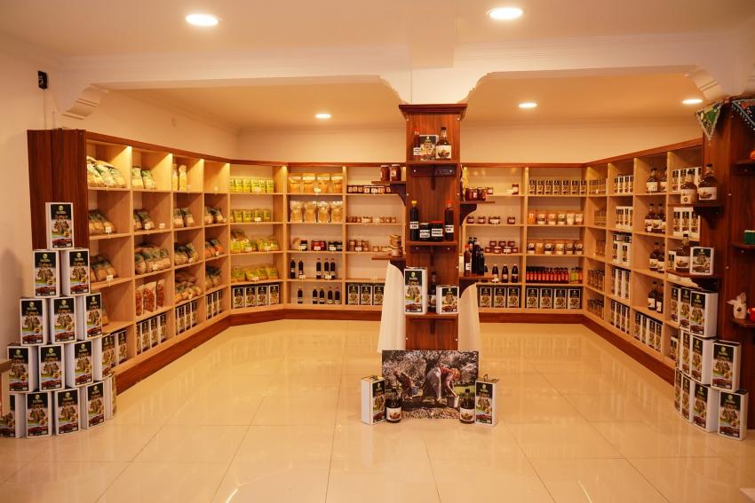 BELEDİYE’NİN ZEYTİN AĞAÇLARINDAN 10 BİN 500 LİTRE ZEYTİNYAĞI ELDE EDİLDİ