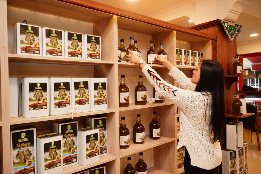 BELEDİYE’NİN ZEYTİN AĞAÇLARINDAN 10 BİN 500 LİTRE ZEYTİNYAĞI ELDE EDİLDİ