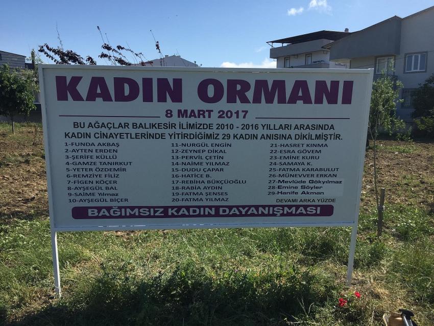 Bir avuç kadındık yola çıktığımızda.