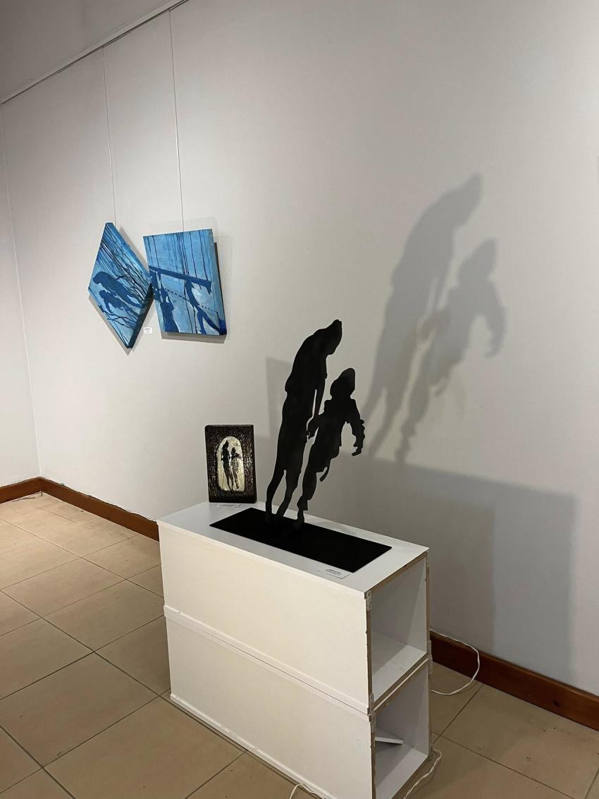 “BİR” DAKİKALIK SANAT DURUŞU; ‘NİSAN GEÇİDİ ÇAĞDAŞ SANAT SERGİSİ’ AYVALIK’TA