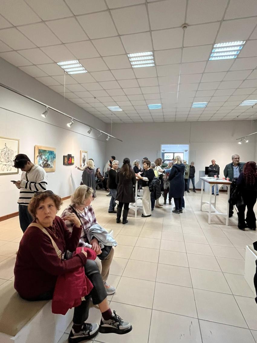 “BİR” DAKİKALIK SANAT DURUŞU; ‘NİSAN GEÇİDİ ÇAĞDAŞ SANAT SERGİSİ’ AYVALIK’TA