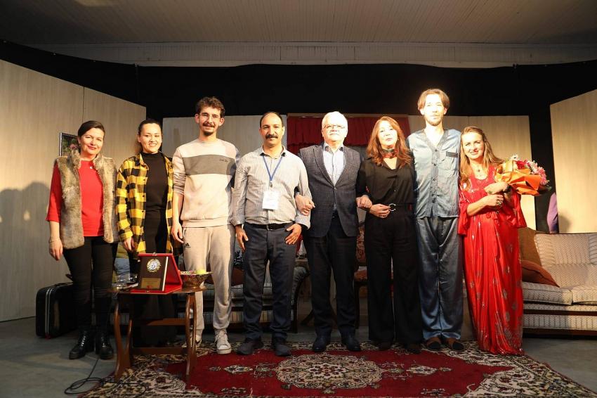 BURHANİYE BELEDİYESİ KENT TİYATROSU'NUN YENİ OYUNU SAHNELENDİ