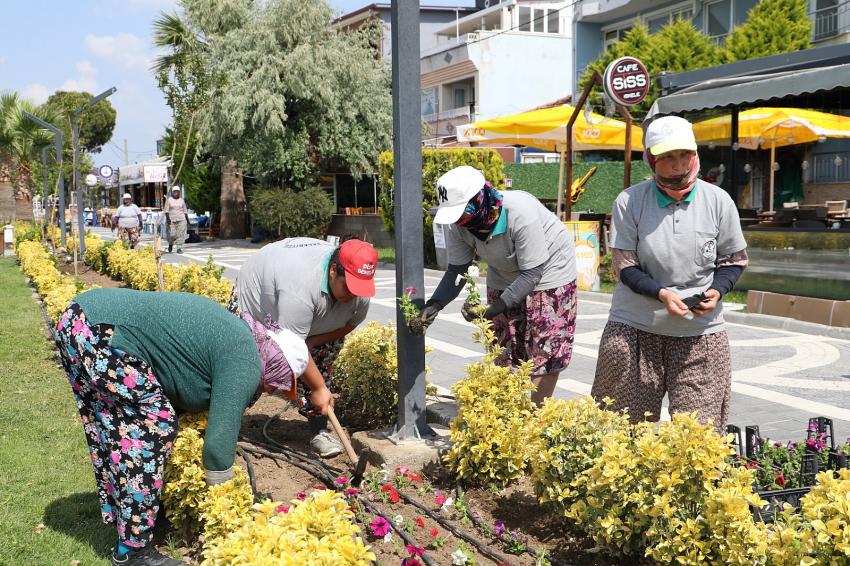 BURHANİYE ÇİÇEKLERLE RENKLENİYOR