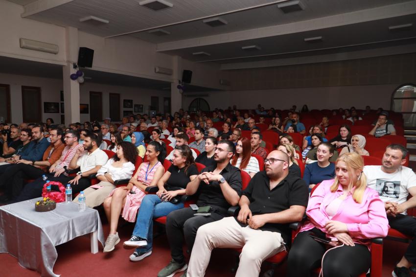 BURHANİYE’DE TİYATRO RÜZGARI ESTİ