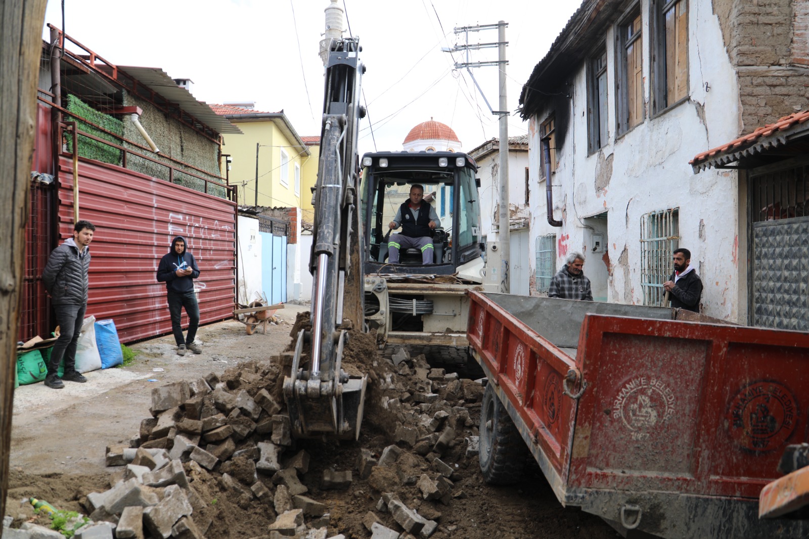BURHANİYE’DE YOL ÇALIŞMALARINA TAM GAZ DEVAM