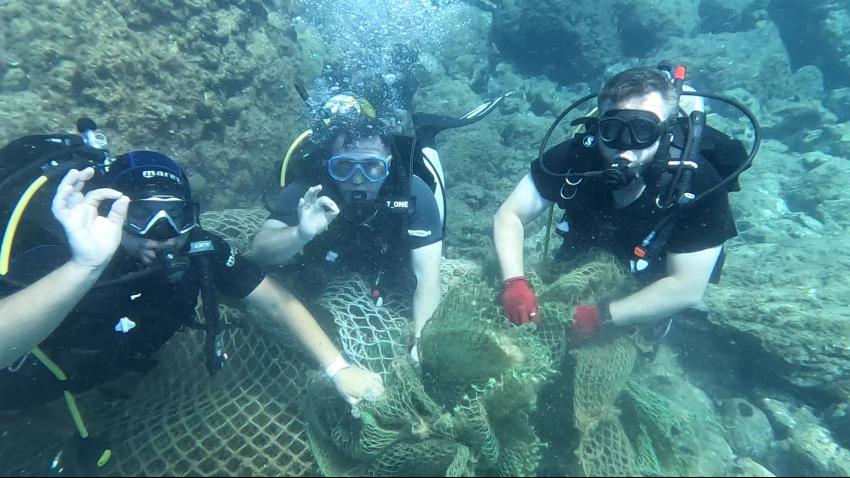 Büyükşehir deniz ekosistemini tehdit eden dev trol ağını denizden çıkardı