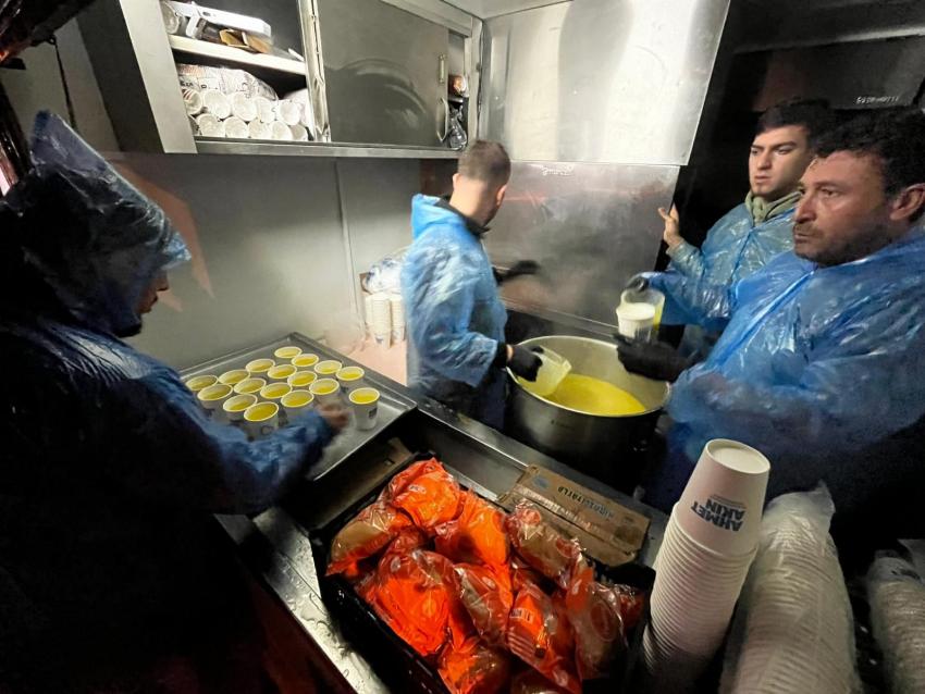 Büyükşehir Belediyesi 107 araç, 242 personelle deprem bölgesinde