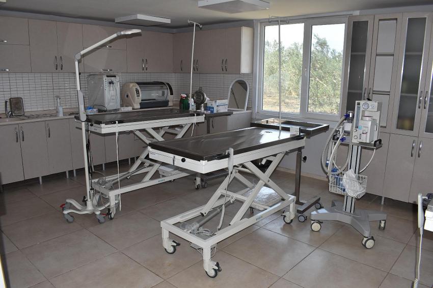 Büyükşehir, Edremit Çıkrıkçı Hayvan Barınağı’nı tıbbi cihazlarla güçlendirdi