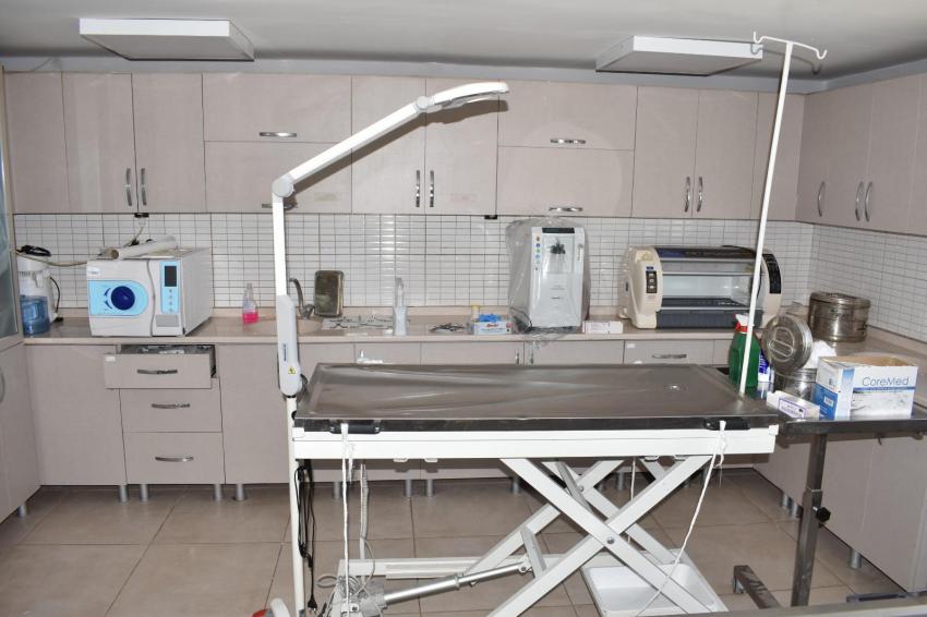 Büyükşehir, Edremit Çıkrıkçı Hayvan Barınağı’nı tıbbi cihazlarla güçlendirdi