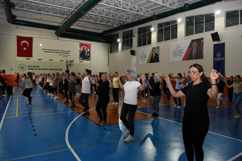 Cumhuriyet’in 101. Yılında 500 kişiden dev zeybek gösterisi