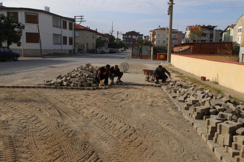 YOL YAPIM ÇALIŞMALARI BURHANİYE MERKEZ MAHALLELERDE DEVAM EDİYOR