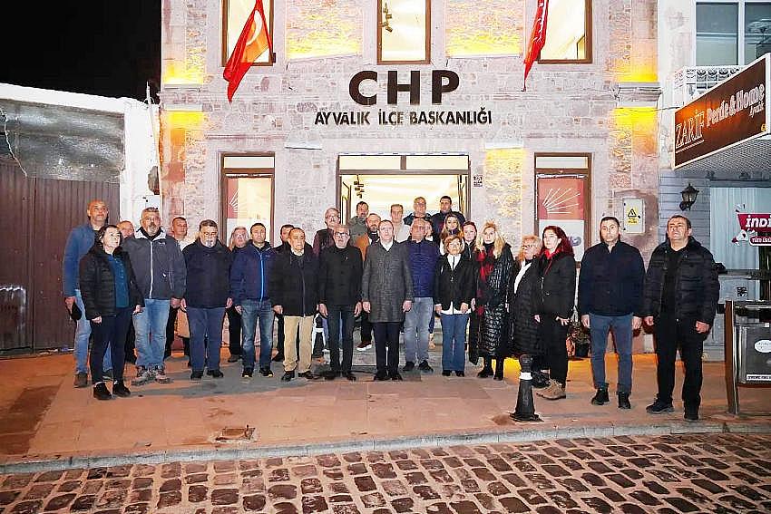 AYVALIK’TA CHP’LİLERDEN “6 ŞUBAT DEPREMİ” NÖBETİ