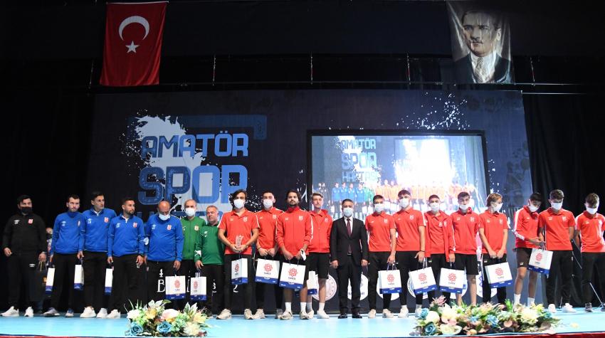 Başarılı sporcular ile Sporun Enleri ödüllendirildi  Başkan Yılmaz: Sizi hep destekleyeceğiz