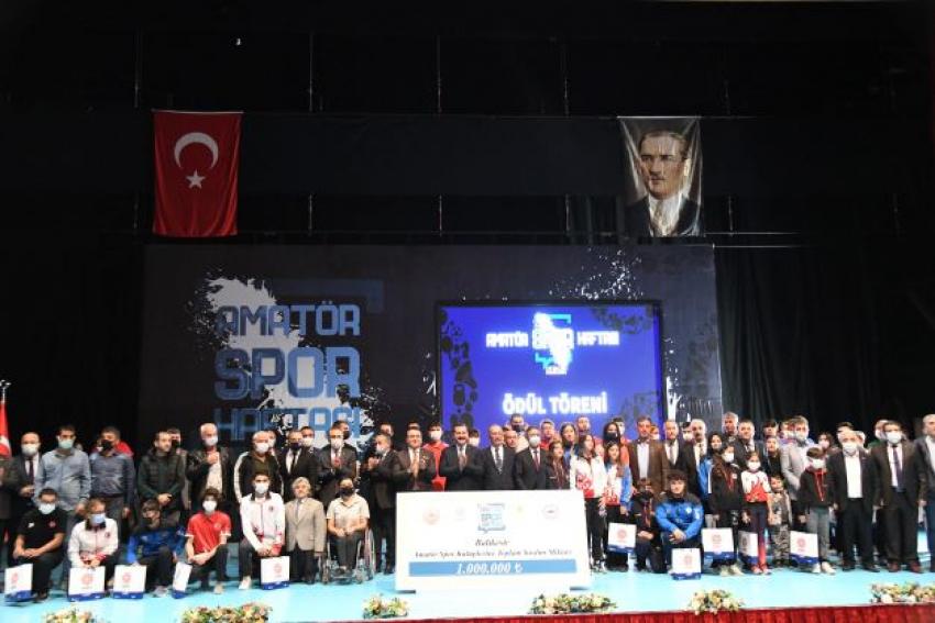 Başarılı sporcular ile Sporun Enleri ödüllendirildi  Başkan Yılmaz: Sizi hep destekleyeceğiz