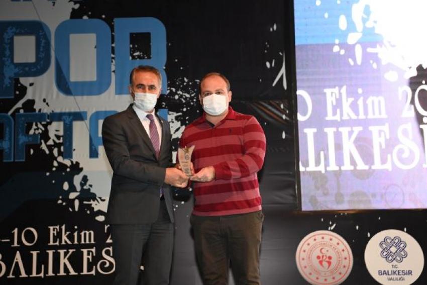 Başarılı sporcular ile Sporun Enleri ödüllendirildi  Başkan Yılmaz: Sizi hep destekleyeceğiz