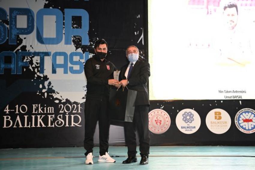 Başarılı sporcular ile Sporun Enleri ödüllendirildi  Başkan Yılmaz: Sizi hep destekleyeceğiz