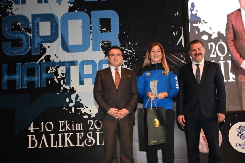 Başarılı sporcular ile Sporun Enleri ödüllendirildi  Başkan Yılmaz: Sizi hep destekleyeceğiz