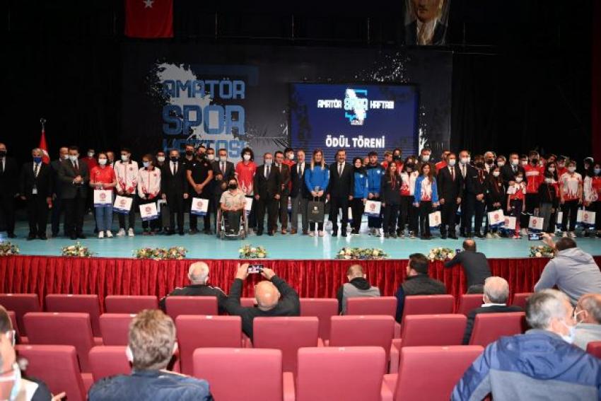 Başarılı sporcular ile Sporun Enleri ödüllendirildi  Başkan Yılmaz: Sizi hep destekleyeceğiz