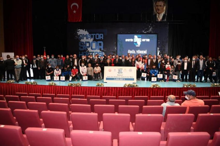 Başarılı sporcular ile Sporun Enleri ödüllendirildi  Başkan Yılmaz: Sizi hep destekleyeceğiz