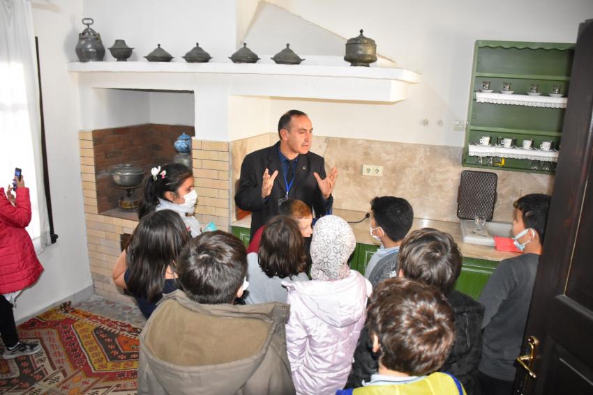 10 KASIM’DA ATATÜRK EVİ’NE ZİYARETÇİ AKINI