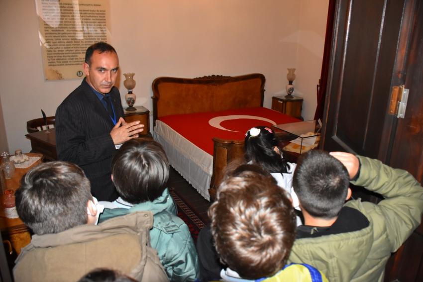 10 KASIM’DA ATATÜRK EVİ’NE ZİYARETÇİ AKINI