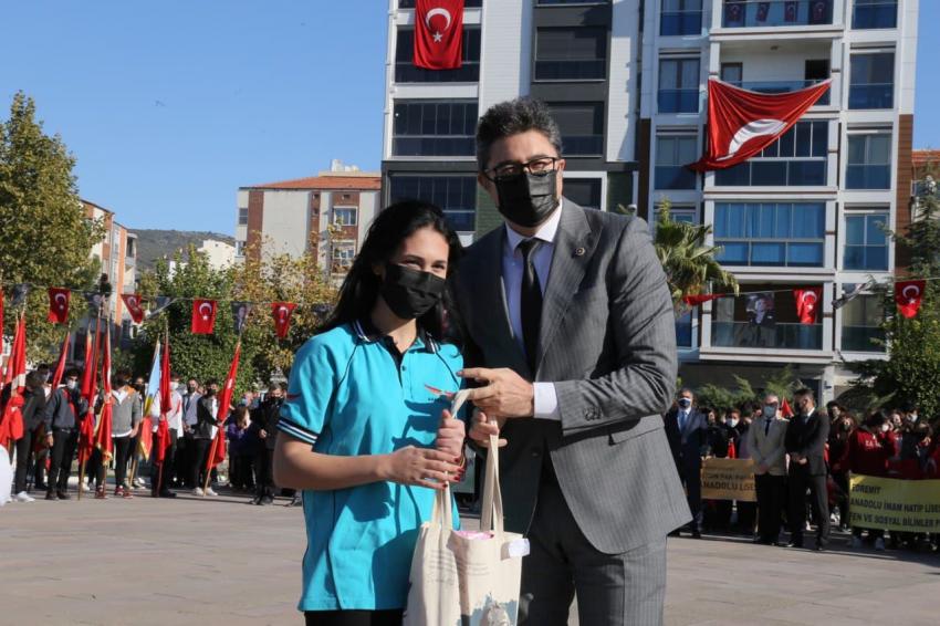 EDREMİT’TE 29 EKİM CUMHURİYET BAYRAMI COŞKUYLA KUTLANDI