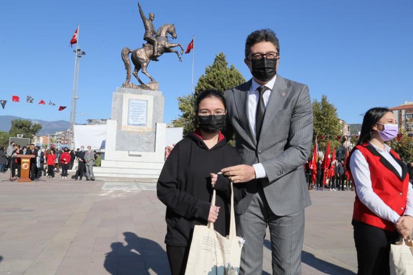 EDREMİT’TE 29 EKİM CUMHURİYET BAYRAMI COŞKUYLA KUTLANDI