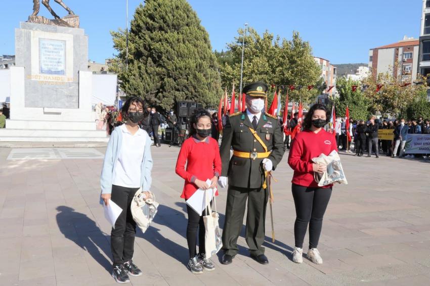 EDREMİT’TE 29 EKİM CUMHURİYET BAYRAMI COŞKUYLA KUTLANDI