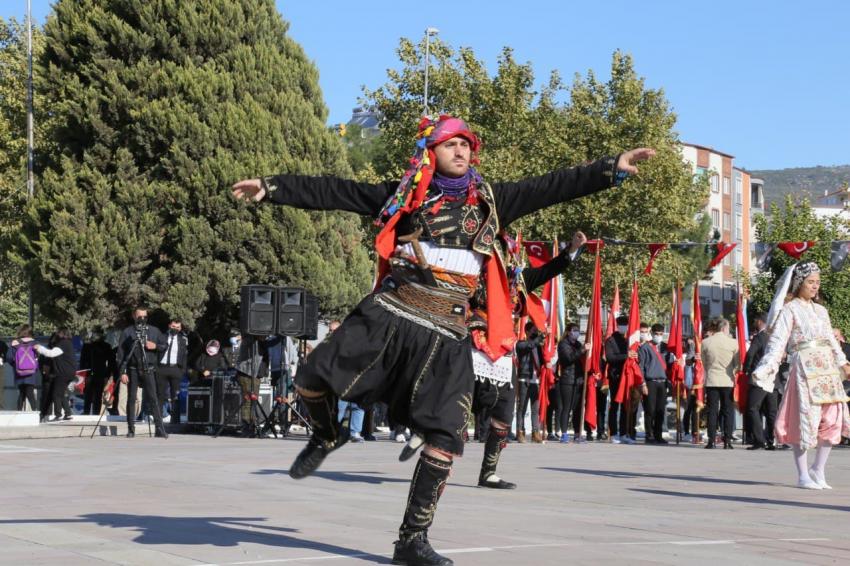 EDREMİT’TE 29 EKİM CUMHURİYET BAYRAMI COŞKUYLA KUTLANDI