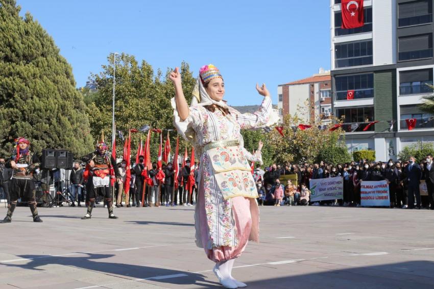 EDREMİT’TE 29 EKİM CUMHURİYET BAYRAMI COŞKUYLA KUTLANDI