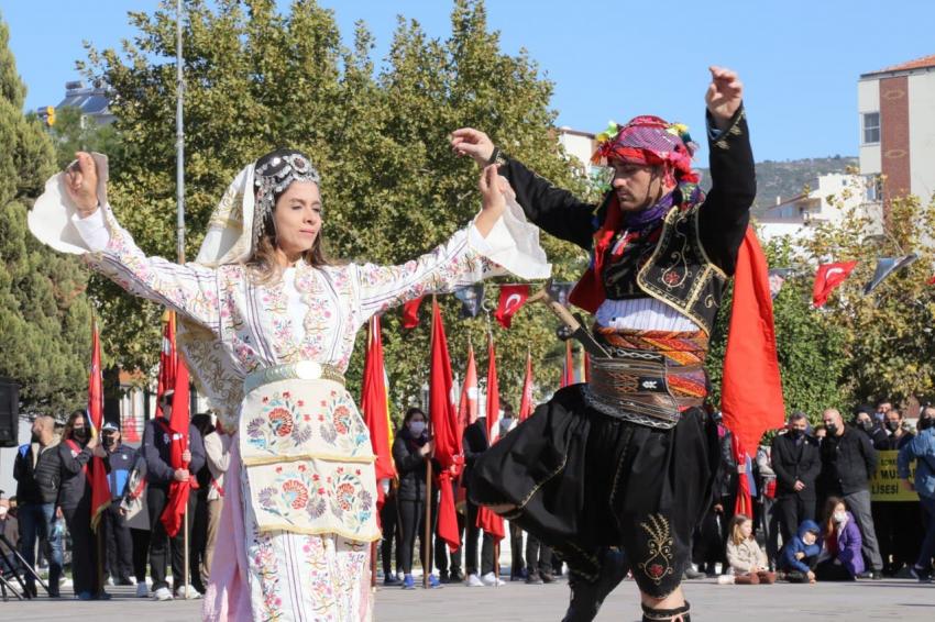 EDREMİT’TE 29 EKİM CUMHURİYET BAYRAMI COŞKUYLA KUTLANDI