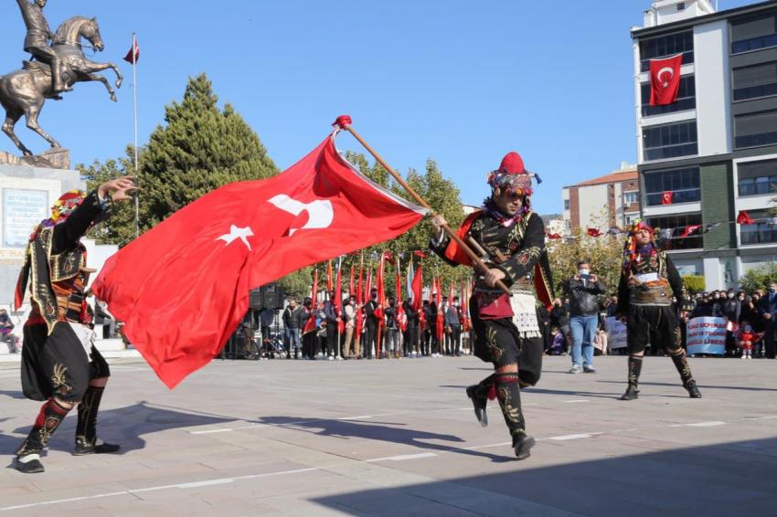 EDREMİT’TE 29 EKİM CUMHURİYET BAYRAMI COŞKUYLA KUTLANDI