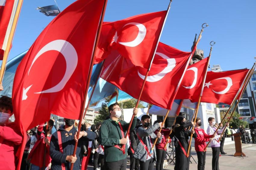 EDREMİT’TE 29 EKİM CUMHURİYET BAYRAMI COŞKUYLA KUTLANDI