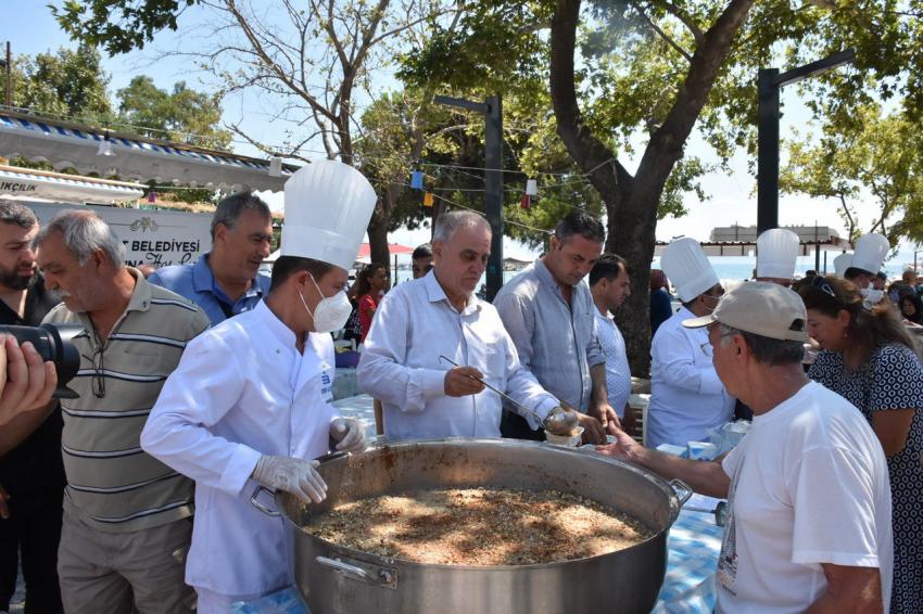 EDREMIT BELEDIYESI 18 BIN KIŞILIK AŞURE DAĞITTI