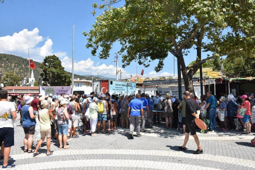 EDREMIT BELEDIYESI 18 BIN KIŞILIK AŞURE DAĞITTI