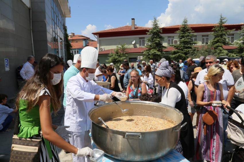 EDREMIT BELEDIYESI 18 BIN KIŞILIK AŞURE DAĞITTI