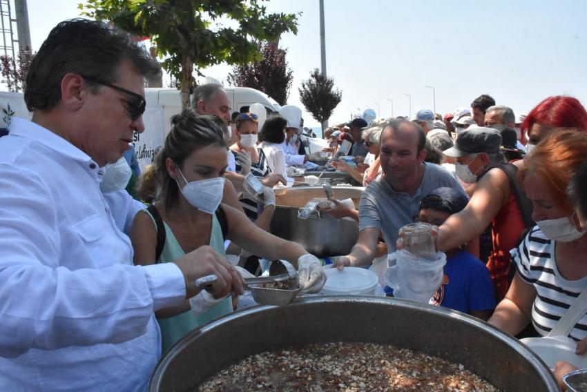 EDREMIT BELEDIYESI 18 BIN KIŞILIK AŞURE DAĞITTI