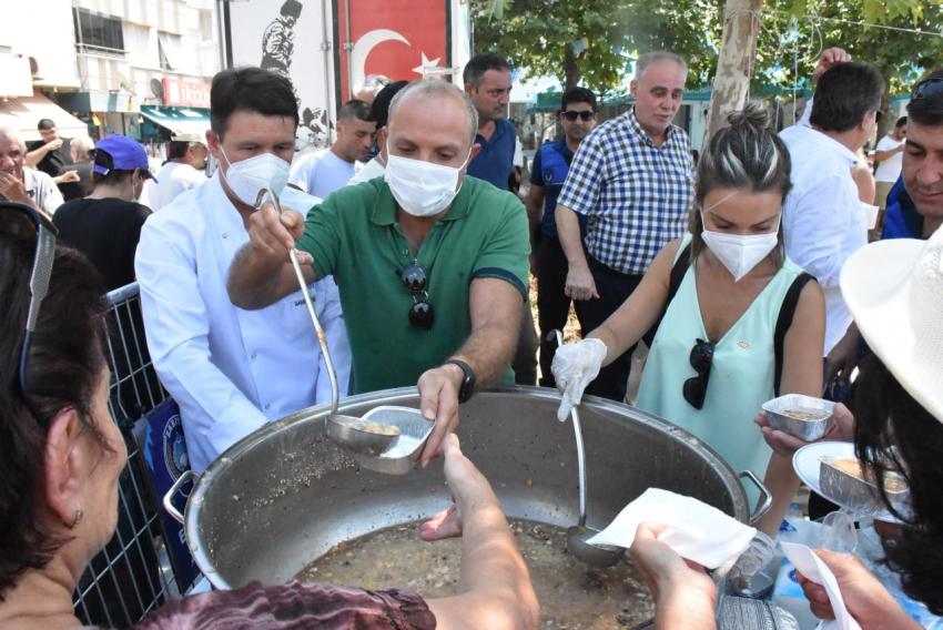 EDREMIT BELEDIYESI 18 BIN KIŞILIK AŞURE DAĞITTI