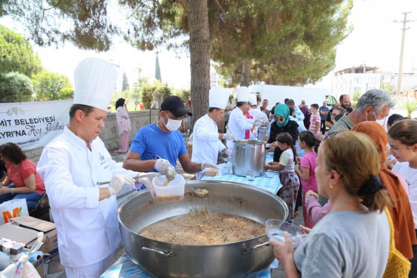 EDREMIT BELEDIYESI 18 BIN KIŞILIK AŞURE DAĞITTI