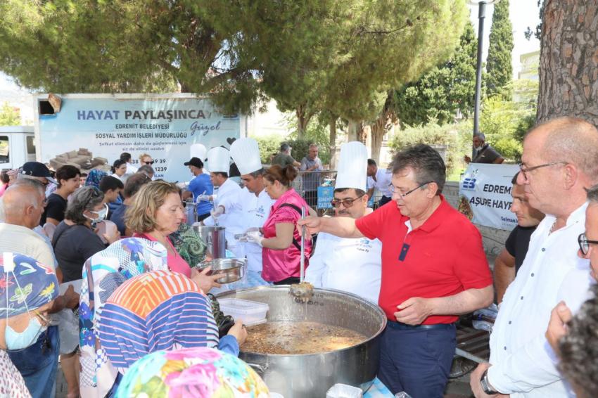 EDREMIT BELEDIYESI 18 BIN KIŞILIK AŞURE DAĞITTI