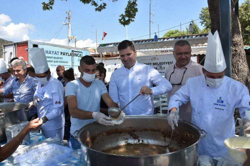 EDREMIT BELEDIYESI 18 BIN KIŞILIK AŞURE DAĞITTI