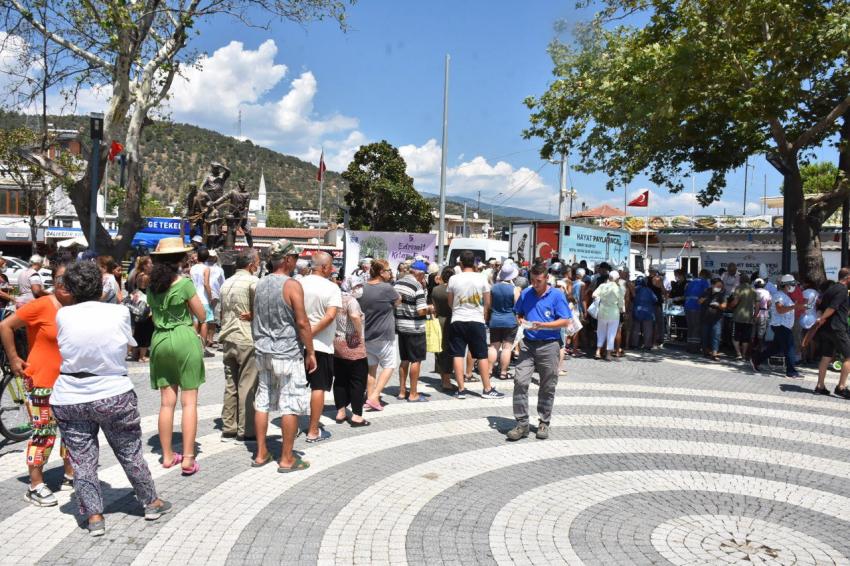 EDREMIT BELEDIYESI 18 BIN KIŞILIK AŞURE DAĞITTI