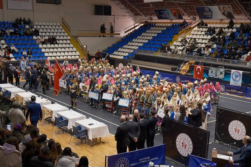 EDREMİT BELEDİYESİ HALK OYUNLARI EKİBİ İL BİRİNCİSİ OLDU